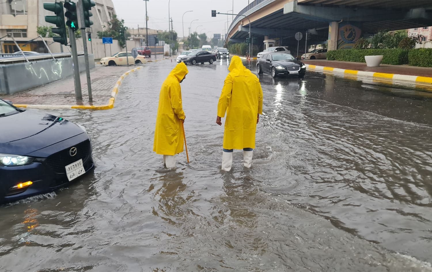 Civil defense workers opening a manhole in Erbil on November 14, 2023. Photo: Rudaw/Bilind T. Abdullah