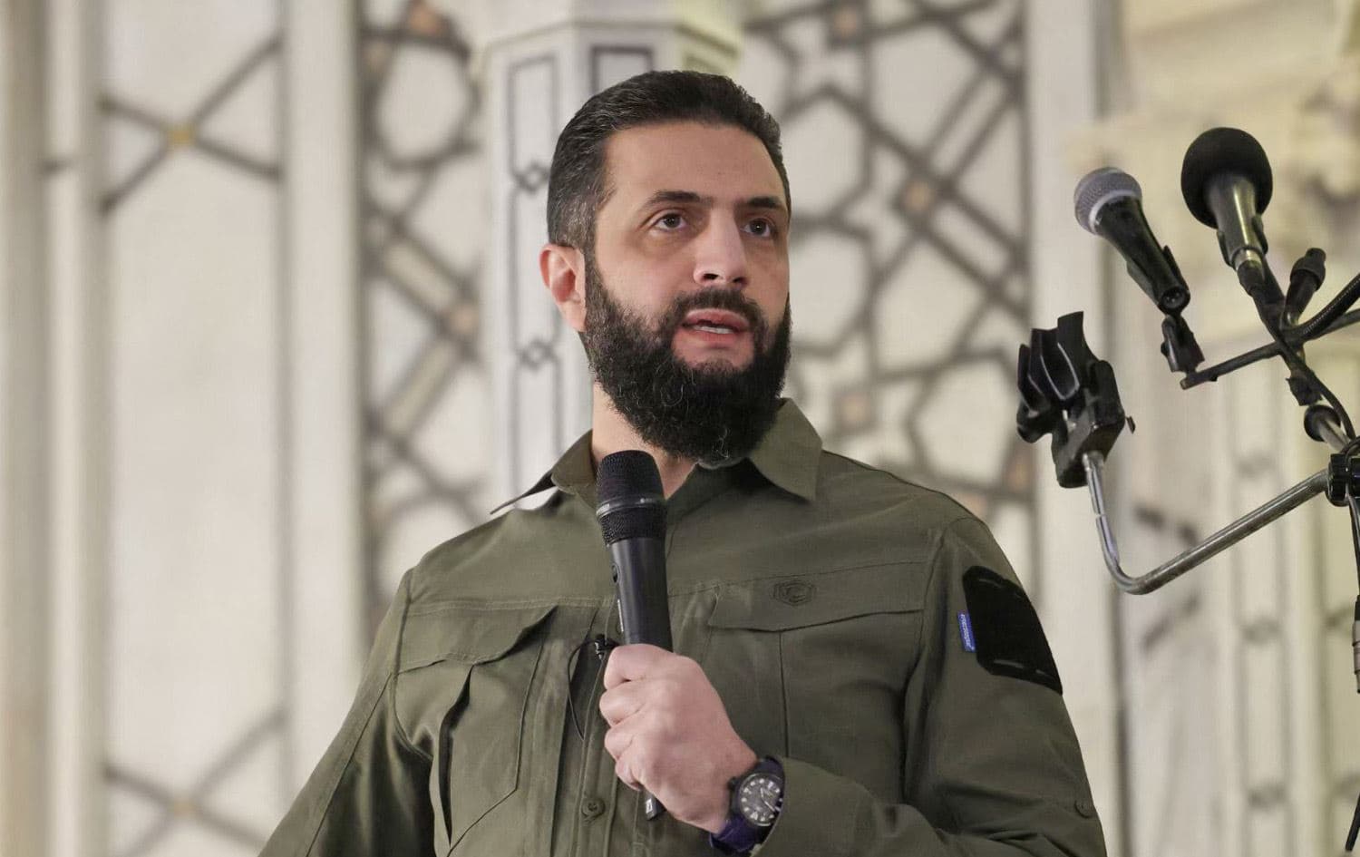 ئەحمەد شەرع لە ساڵڕۆژی رووخانی رژێمی ئەسەد، لە مزگەوتی ئەمەوی قسەی کرد. وێنە: AFP