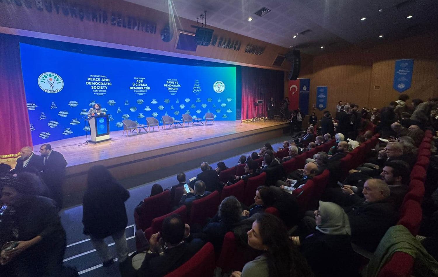 İstanbul’da 6–7 Aralık 2025 tarihlerinde "Uluslararası Barış ve Demokratik Toplum Konferansı gerçekleştirildi. / Foto: Rûdaw