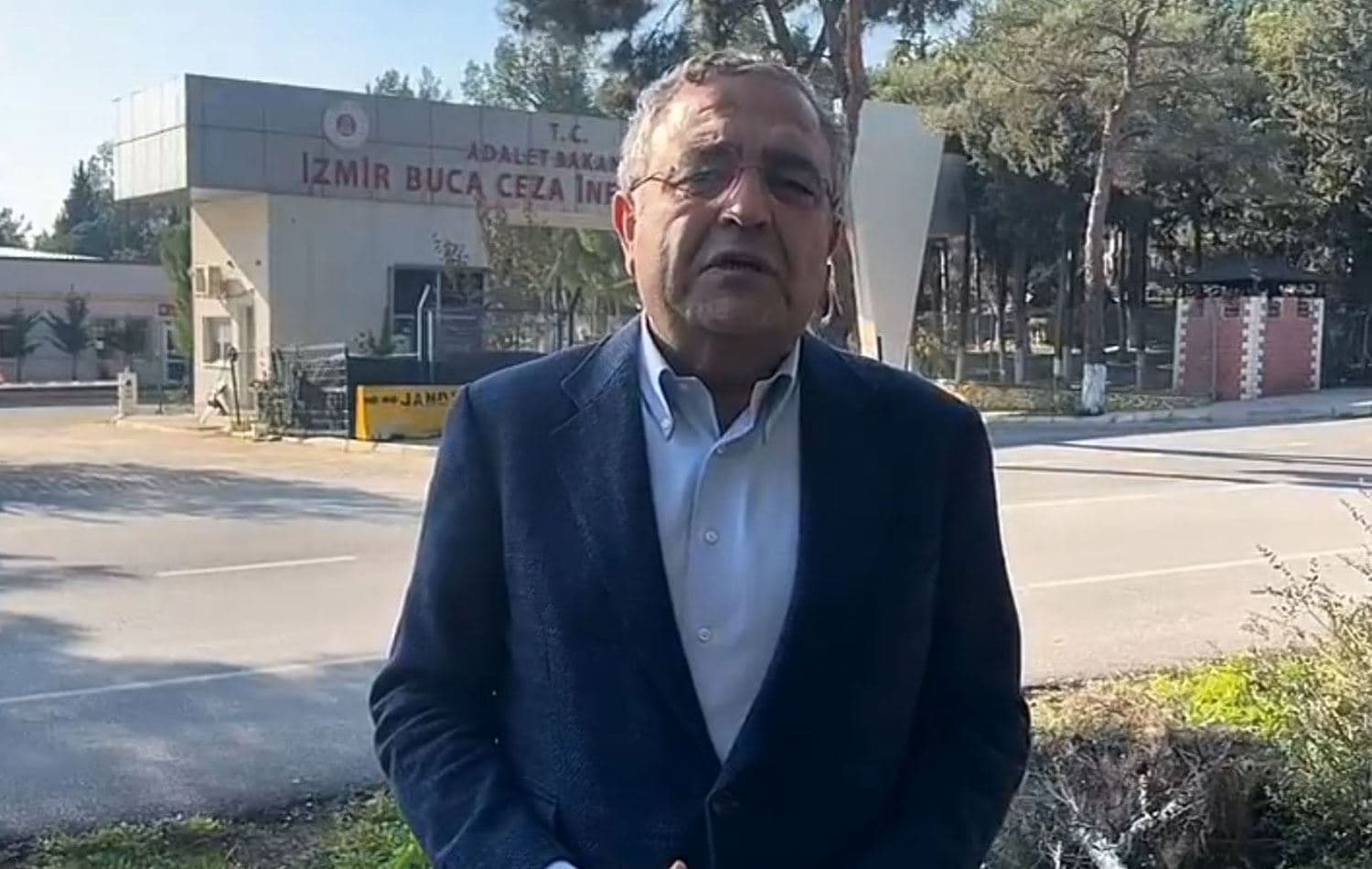 CHP Genel Başkan Yardımcısı Sezgin Tanrıkulu, İzmir Buca Cezaevi önünde açıklma yaprı. / Video alıntısı / Kaynak: X