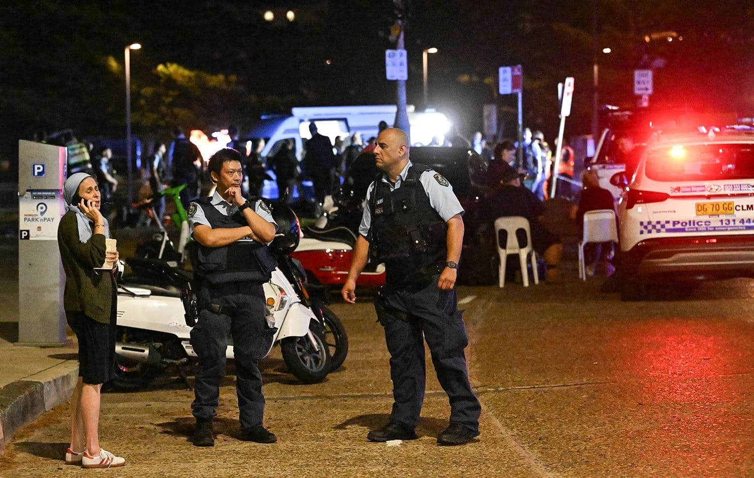 Dün Sidney'deki Bondi Plajı'nda meydana gelen silahlı saldırı olayının ardından polis ekipleri sokakta inceleme yaparken. / Foto: AFP