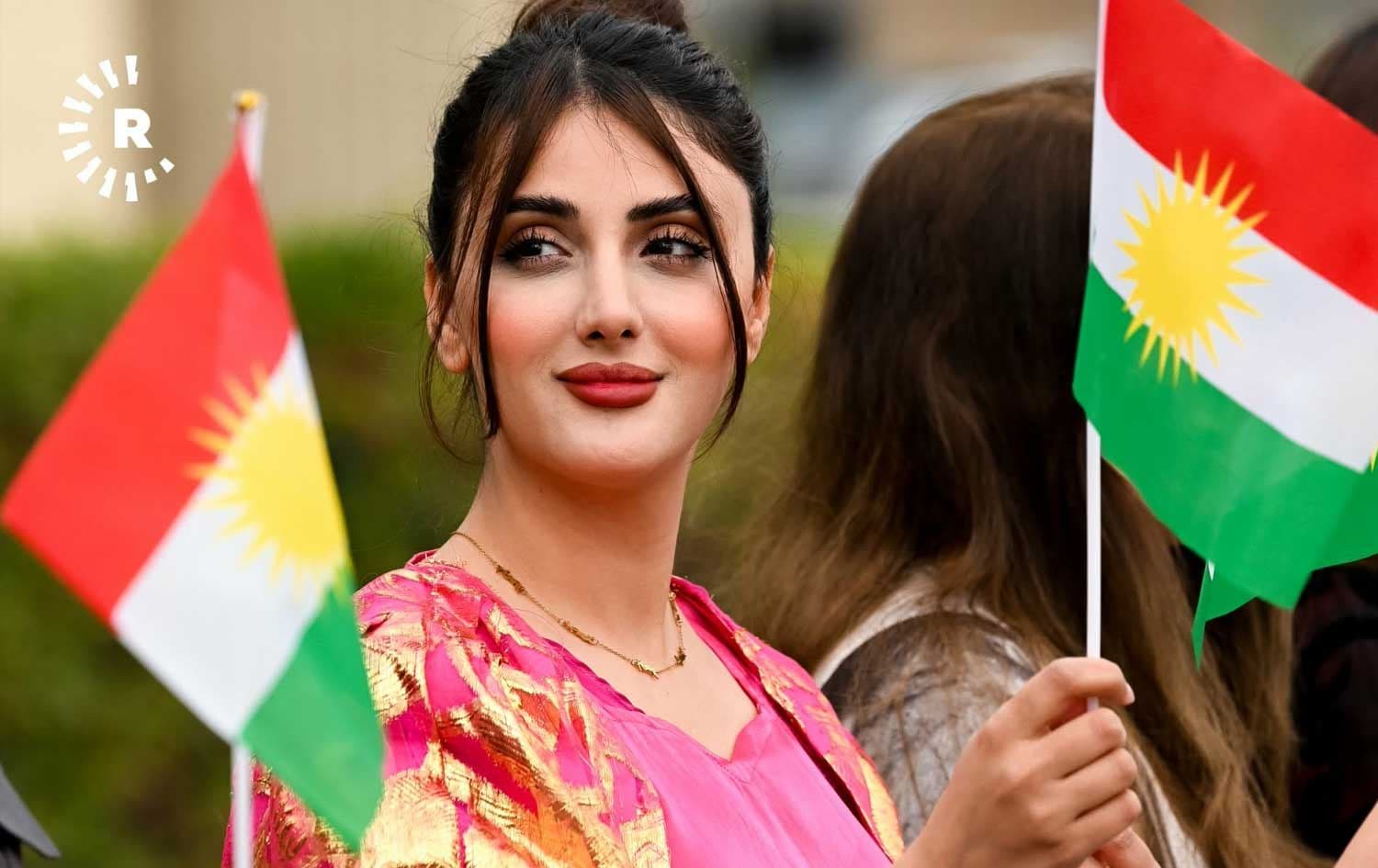 کچێکی کورد بە جلوبەرگی کوردییەوە ئاڵای کوردستانی لە هەولێر بەرزکردووەتەوە؛ وێنە: بڵند تاهیر - رووداو