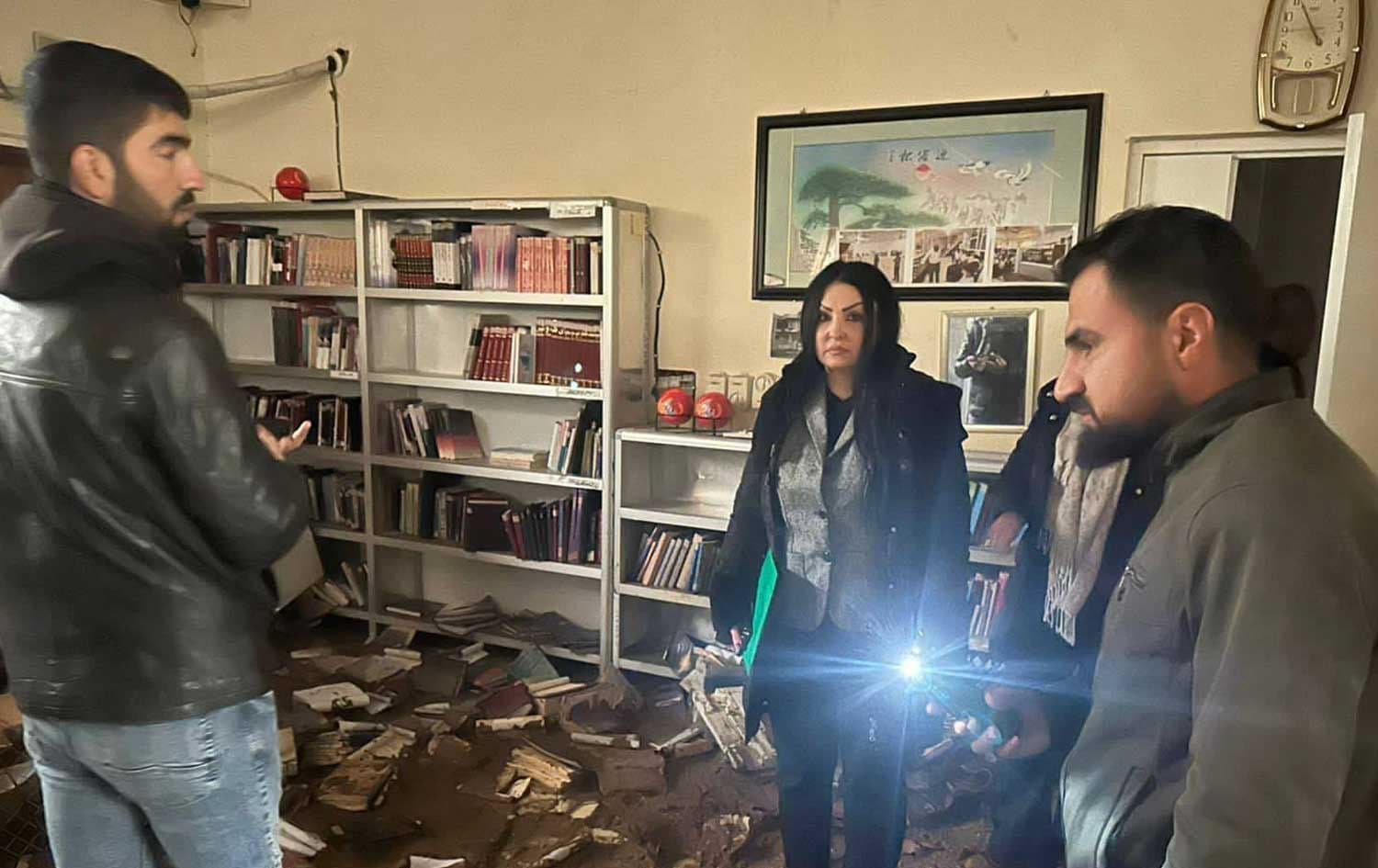 دیمەنێکی نێو کتێبخانەی چەمچەماڵ لەدوای لافاوەکە