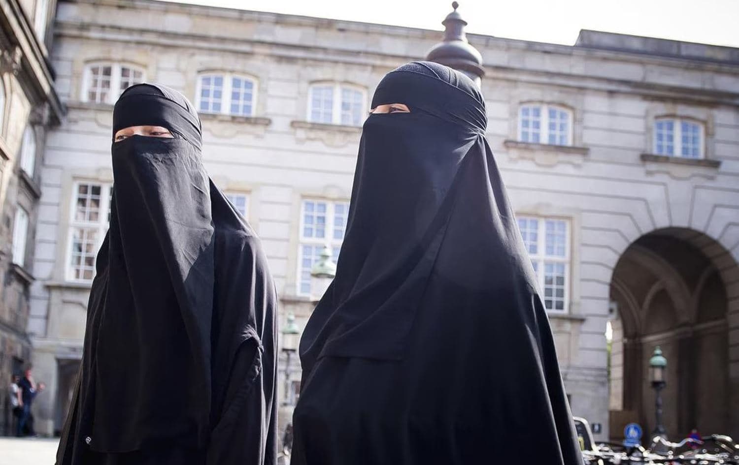 دوو کچ بە نیقابەوە لە ناوەندێکی خوێندن لە وڵاتێکی ئەورووپا.