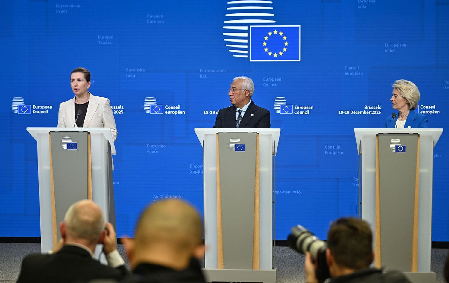AB Liderler Zirve Toplantısına katılan AB Konseyi Başkanı Antonio Costa,(ortada) AB Komisyonu Başkanı Ursula von der Leyen (sağda) ve Danimarka Başbakanı Mette Frederiksen (solda),Brüksel’de ortak basın toplantısı düzenledi