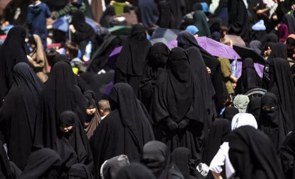 Hinek jinên DAIŞî yên li Kampa Holê /Wêne: AFP