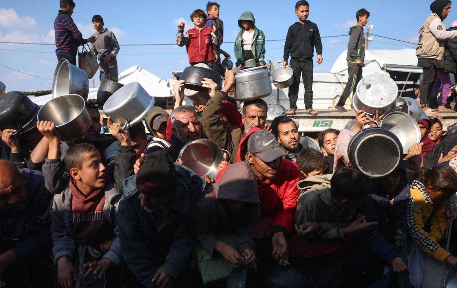 دۆخی غەززە هێشتا نالەبارە و خەڵک نۆرە بۆ خواردن دەگرن. وێنە: AFP