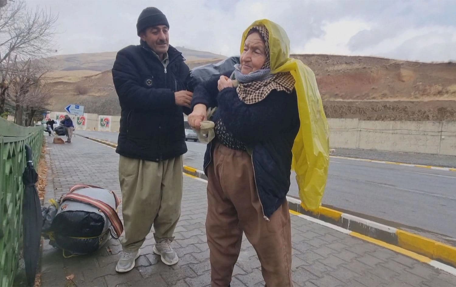 بەشێکی ژنان منداڵی ساوا لە ماڵەوە بەجێدەهێڵن و کۆڵبەری دەکەن؛ "لە سواڵکردن باشترە"