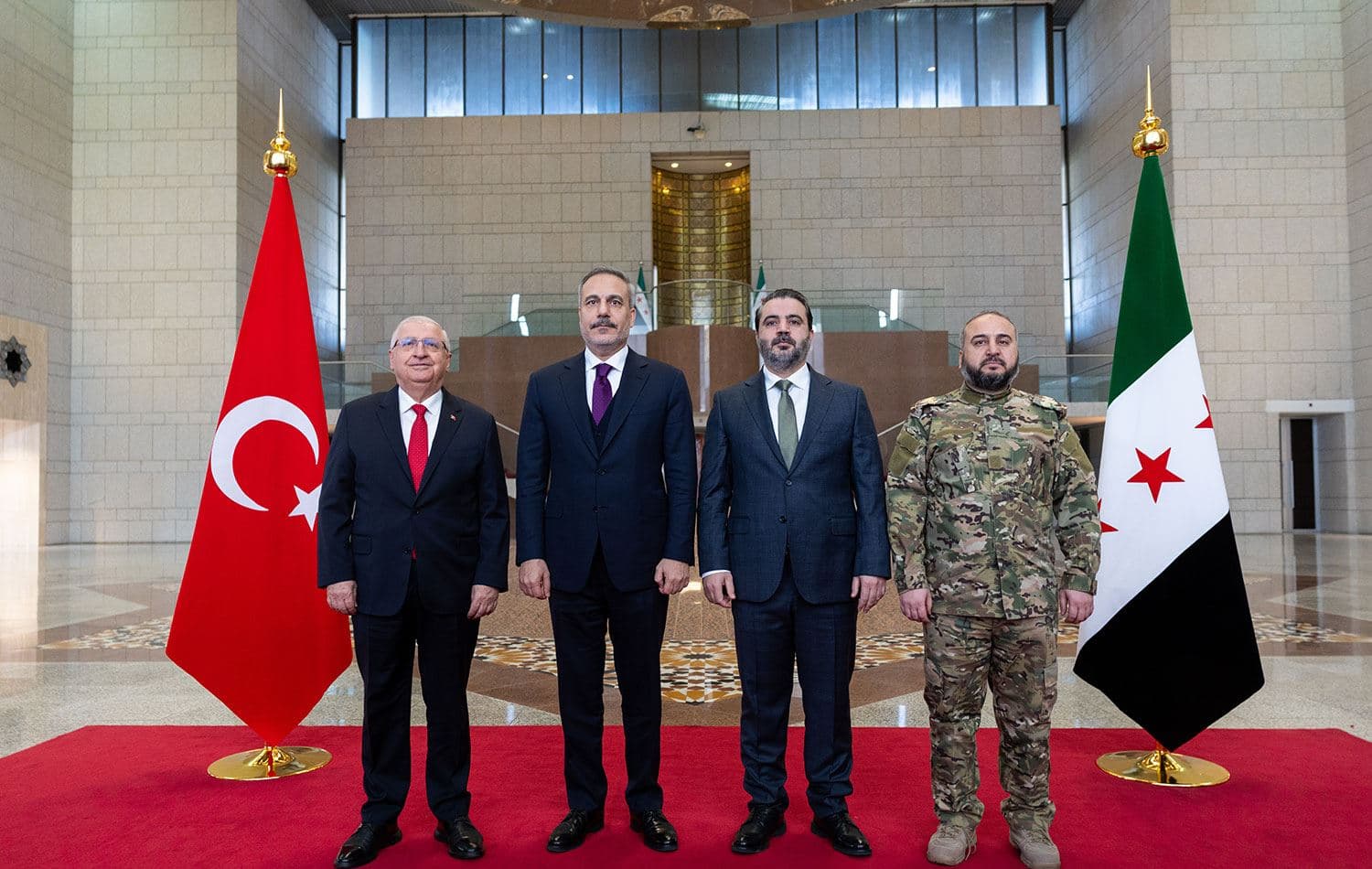 Türkiye Dışişleri Bakanı Hakan Fidan (sol 2) ve Savunma Bakanı Yaşar Güler (solda) ve MİT Başkanı İbrahim Kalın, Şam ziyaretleri kapsamında, Dışişleri Bakanı Esad Şeybani (sağ 2) ve Savunma Bakanı Murhef Ebu Kasra (sağda) ile görüştü. / AA