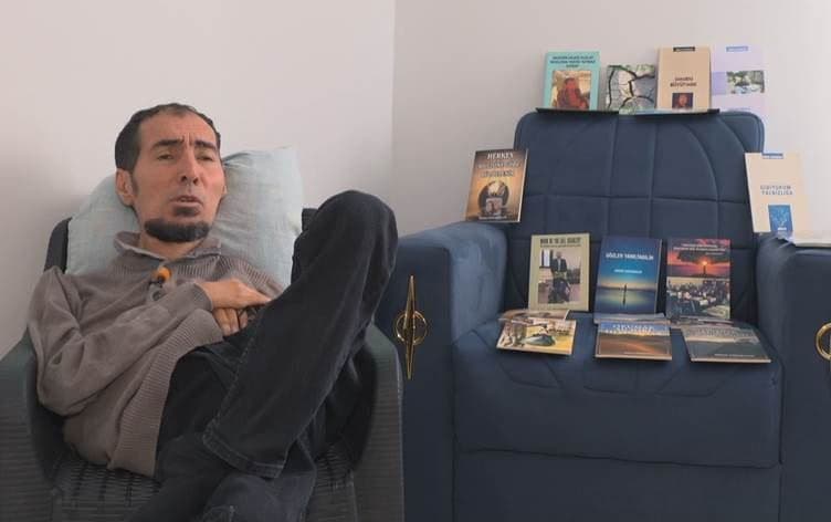 Elleri ve ayakları tutmayan Batmanlı Abbas’ın mucizesi: Hiç okula gitmediği halde 20 kitap çıkardı