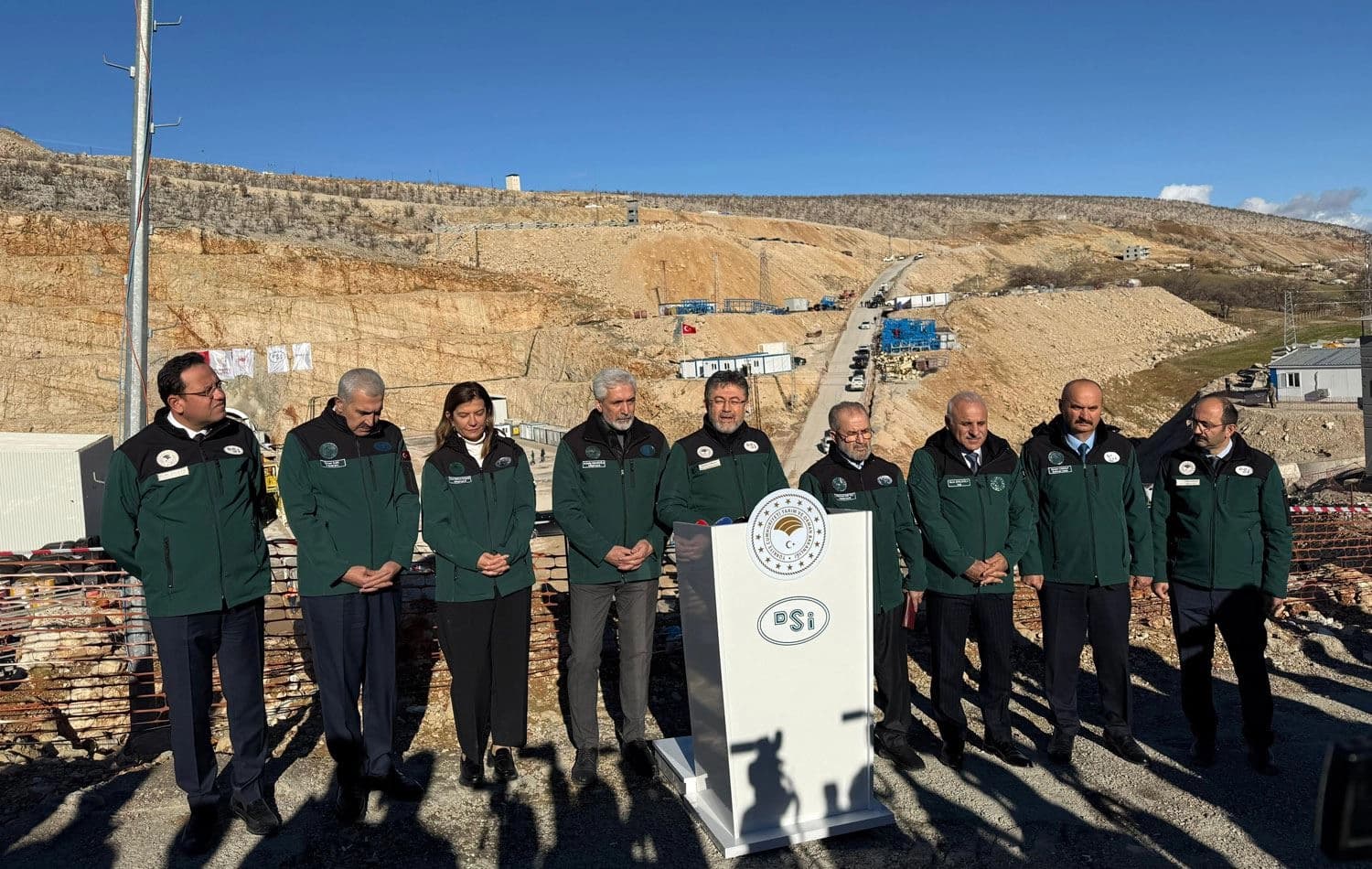Türkiye Tarım ve Orman Bakanı İbrahim Yumaklı (ortada), Diyarbakır’da yapımı devam eden Silvan Projesi Babakaya Sulama Tüneli'nde incelemeleri sonrası açıklamalarda bulundu./ Foto: Sosyal medya