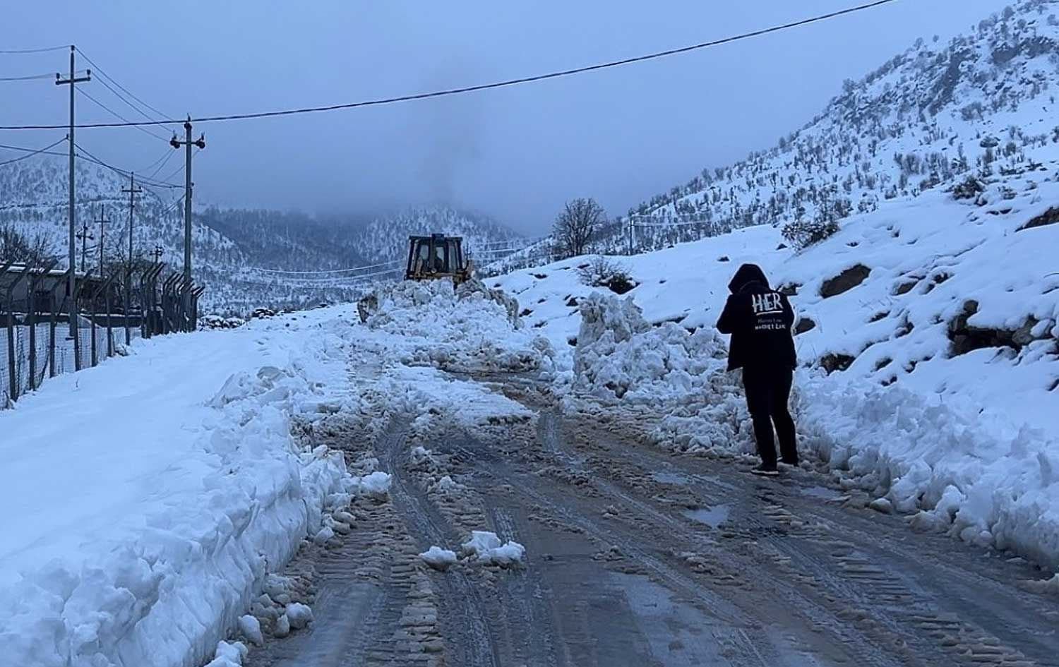 Municipal teams clear a snow-blocked road in the Zini Warte sub-district of Erbil’s Rawanduz district on Sunday. Photo: Ari Ismael/Rudaw