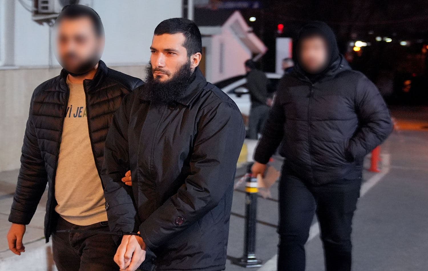 İstanbul'da aralarında Yalova'daki IŞİD üyeleriyle bağlantılı olan 41 şüphelinin de yer aldığı 110 şüpheli gözaltına alındı. / AA