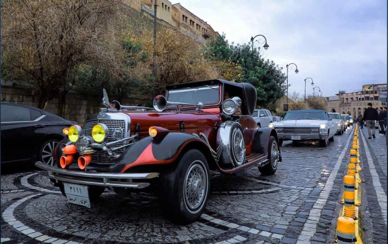 Otomobîlên klasîk li ber Keleha Hewlêrê / Welîd Faris / Wêne: Arşîv