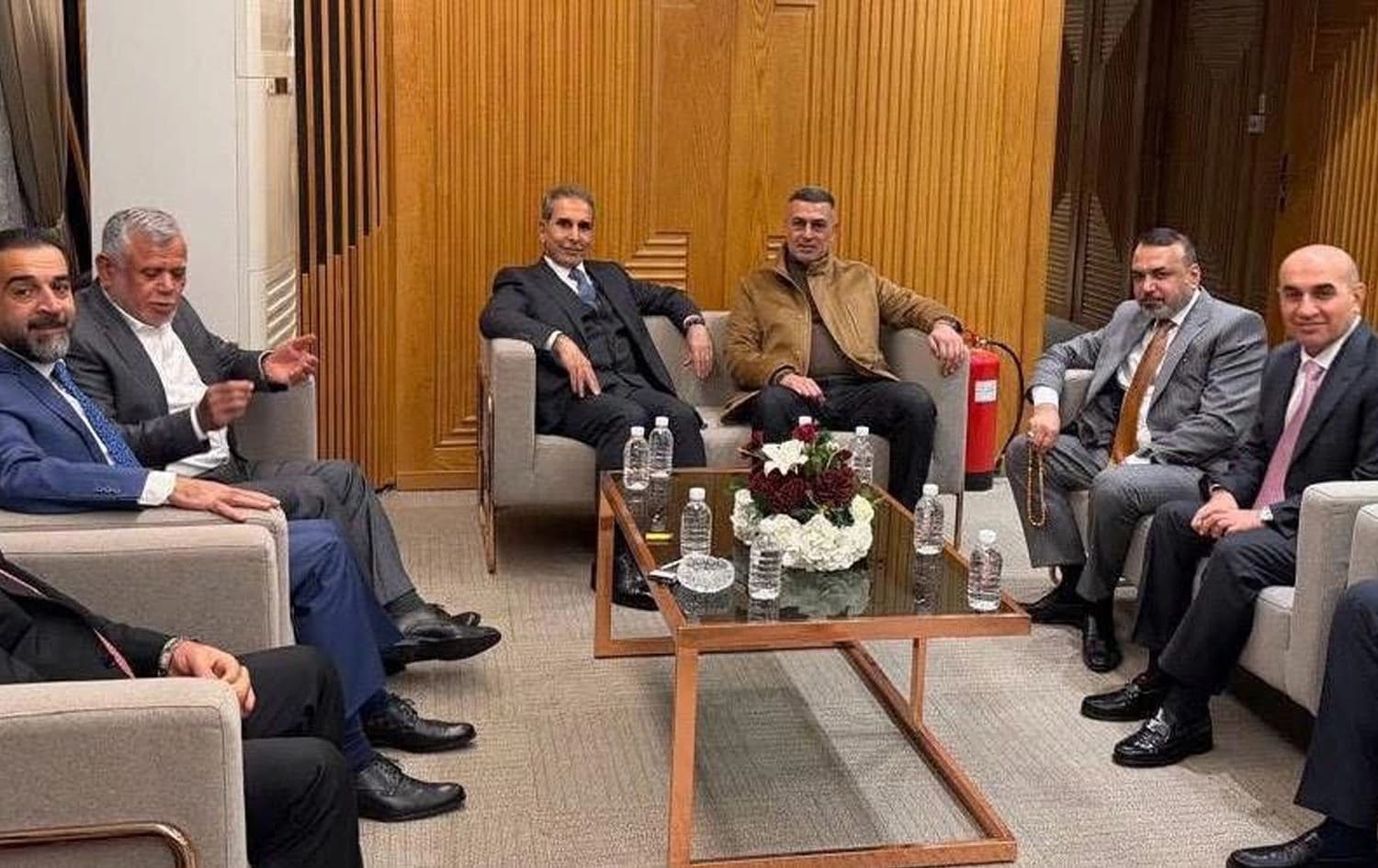 بەنگین رێکانی لەگەڵ فایەق زێدان، هادی عامری، حەلبووسی و ژمارەیەک بەرپرسی دیکەی عێراق پێش گەڕی سێیەمی دەنگدان بۆ جێگری دووەمی سەرۆکی پەرلەمانی عێراق