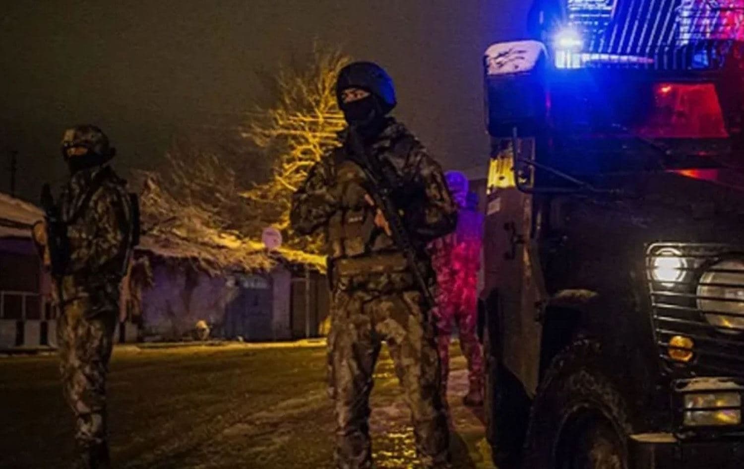 İstanbul'da IŞİD'e yönelik düzenlenen operasyonda, Yalova'da 3 polisin hayatını kaybettiği saldırı sonrası sosyal medyada örgüt propagandası yapan 28 kişi ve örgüt üyesi olduğu belirlenen 1 kişi yakalandı