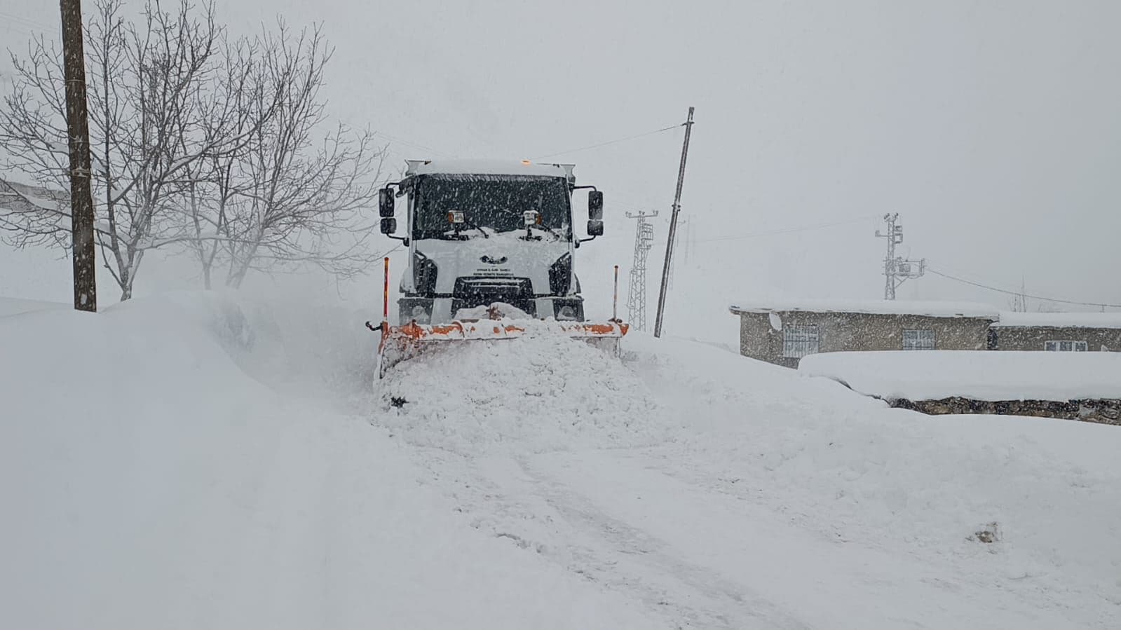 Municipal teams clear snow from roads to reopen access to a village in Şırnak, southeastern Turkey, on Thursday, January 1, 2026. Photo: AA