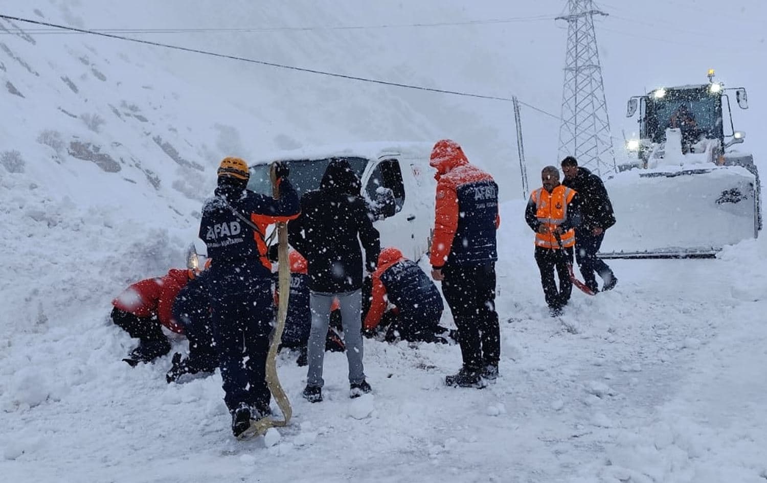 Li Colemêrgê 2 kesên ku di bin aşûtê de mabûn hatibûn rizgarkirin / Wêne: AA
