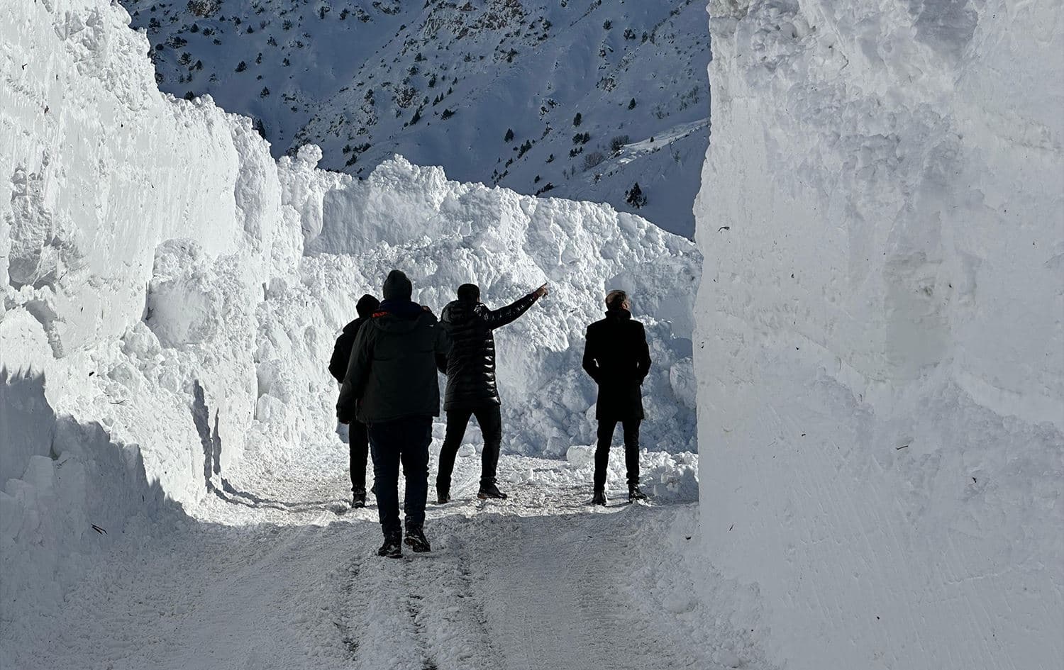 Stûriya berfê gihişt 5 metreyan / Wêne: AA