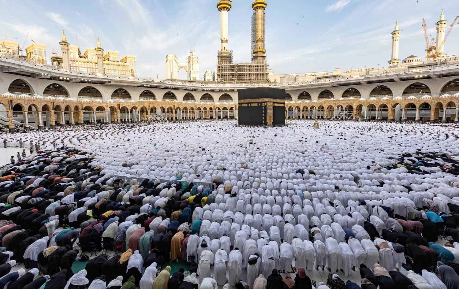 حاجییان لە دەوری کەعبە