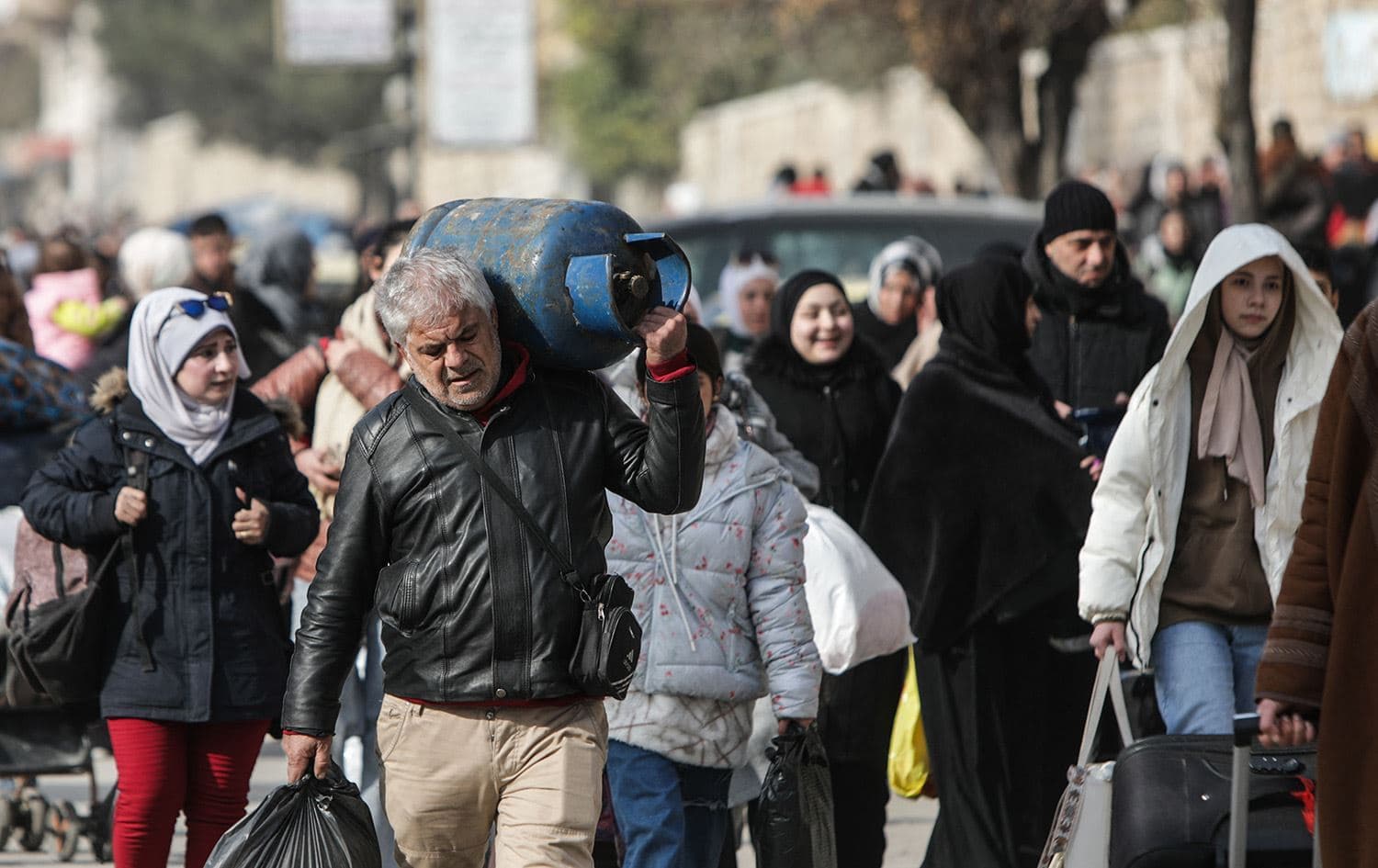 Residents of the Ashrafiyeh and Sheikh Maqsood neighborhoods flee violence in northern Aleppo on January 7, 2026. Photo: AFP