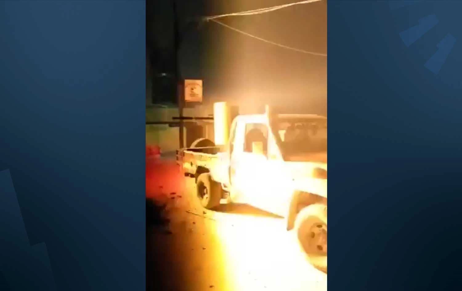 ئۆتۆمبێلێکی سەربازیی هێزەکانی ئاسایشی ناوخۆ لە کاتی رووبەڕووبوونەوەیان لەگەڵ سوپای عەرەبیی سووریا