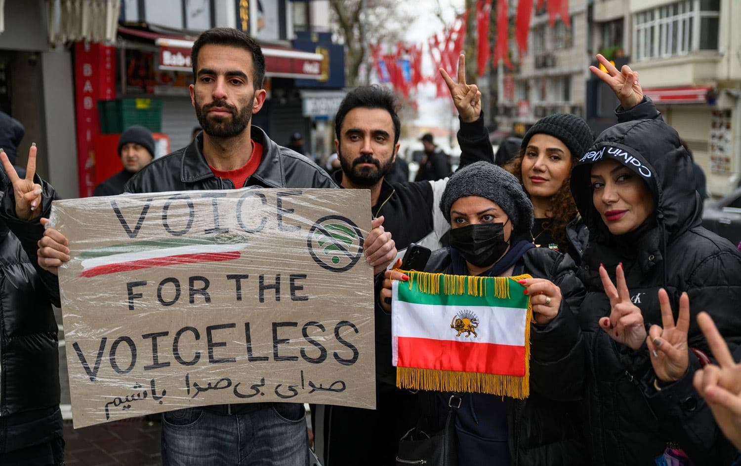 خۆپێشاندانی ئێرانییەکان لەبەردەم باڵیۆزخانەی وڵاتەکەیان لە تورکیا. وێنە: AFP