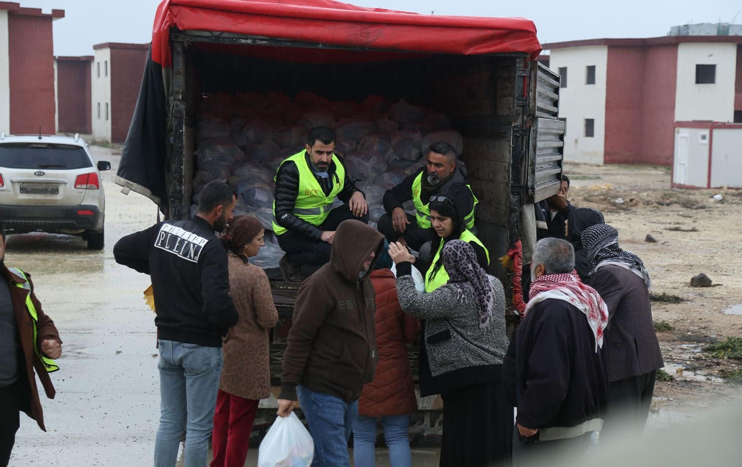 دیمەنێکی گەیاندنی هاوکاریی مرۆیی بۆ کوردانی حەلەب لەلایەن دەزگای خێرخوازیی بارزانییەوە