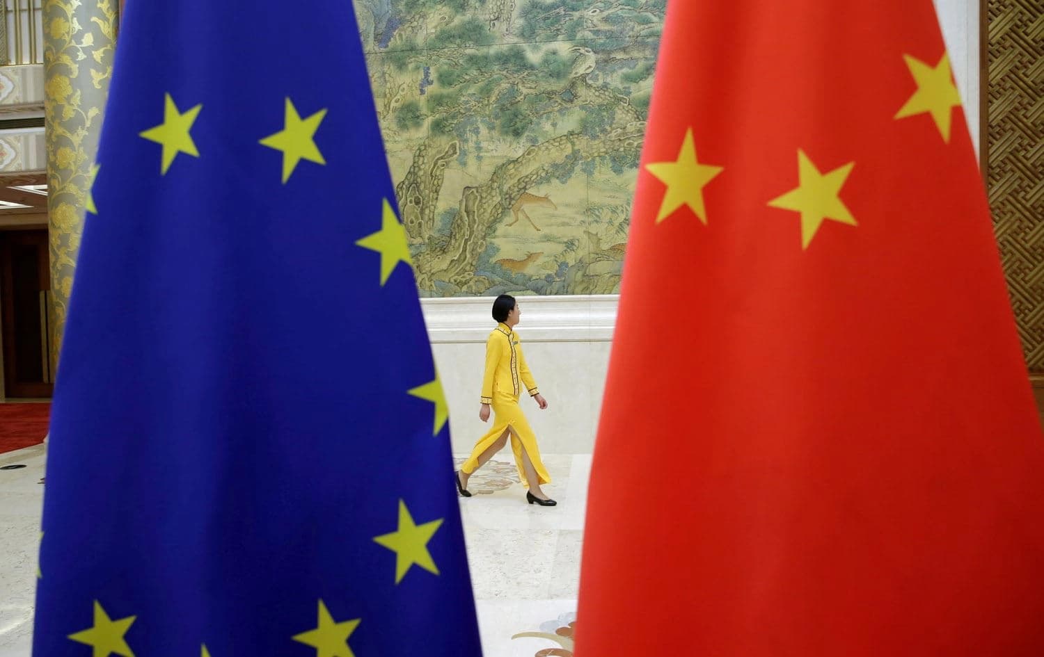 ئاڵای چین و یەکێتیی ئەورووپا. وێنە: Jason Lee/Reuters