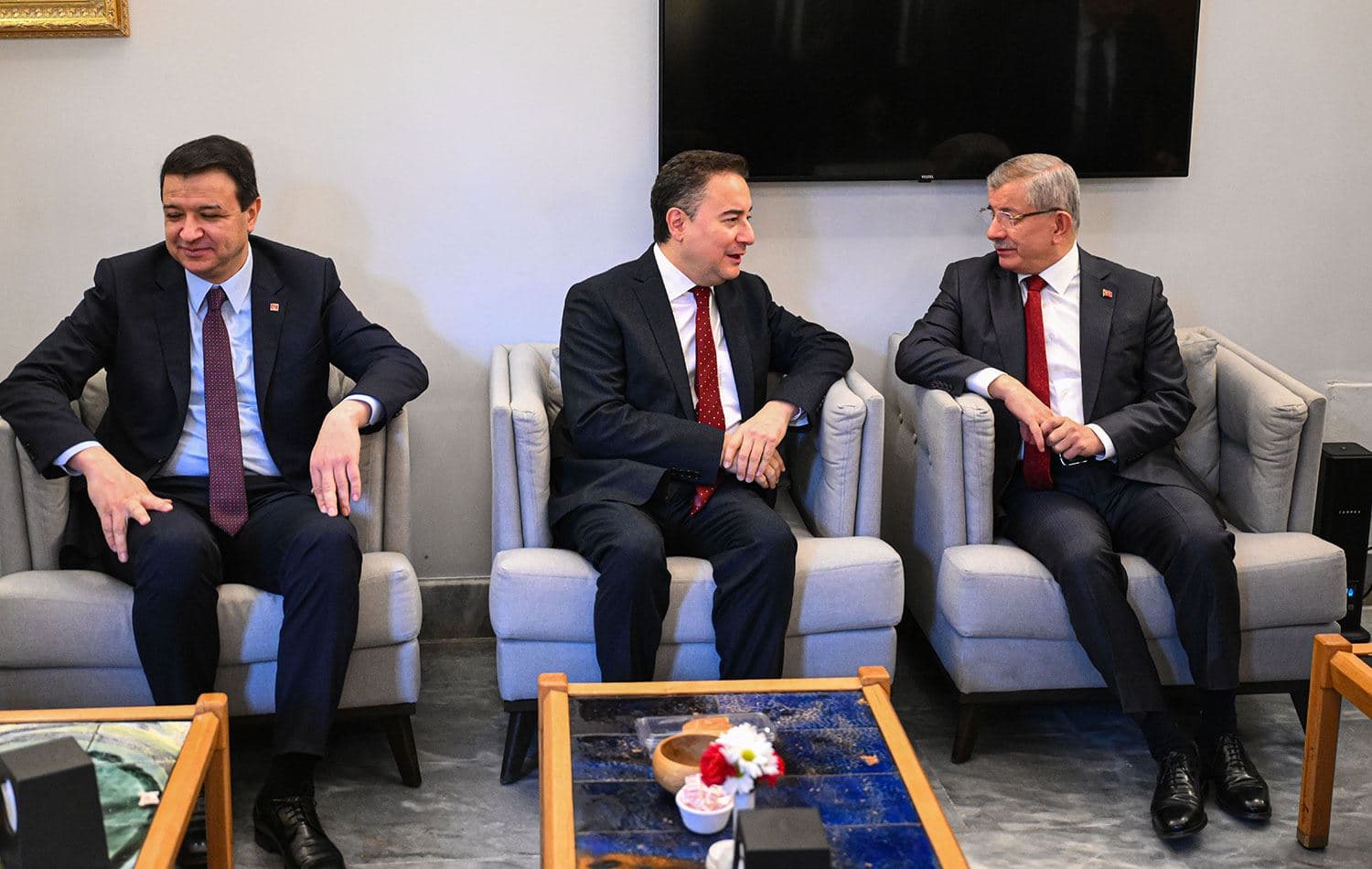 SP Genel Başkanı Mahmut Arıkan (solda), Deva Partisi Genel Başkanı Ali Babacan (ortada) ve Gelecek Partisi Genel Başkanı Ahmet Davutoğlu (sağda), Yeni Yol Partisi Meclis Grup Toplantısı'na katıldı. / AA