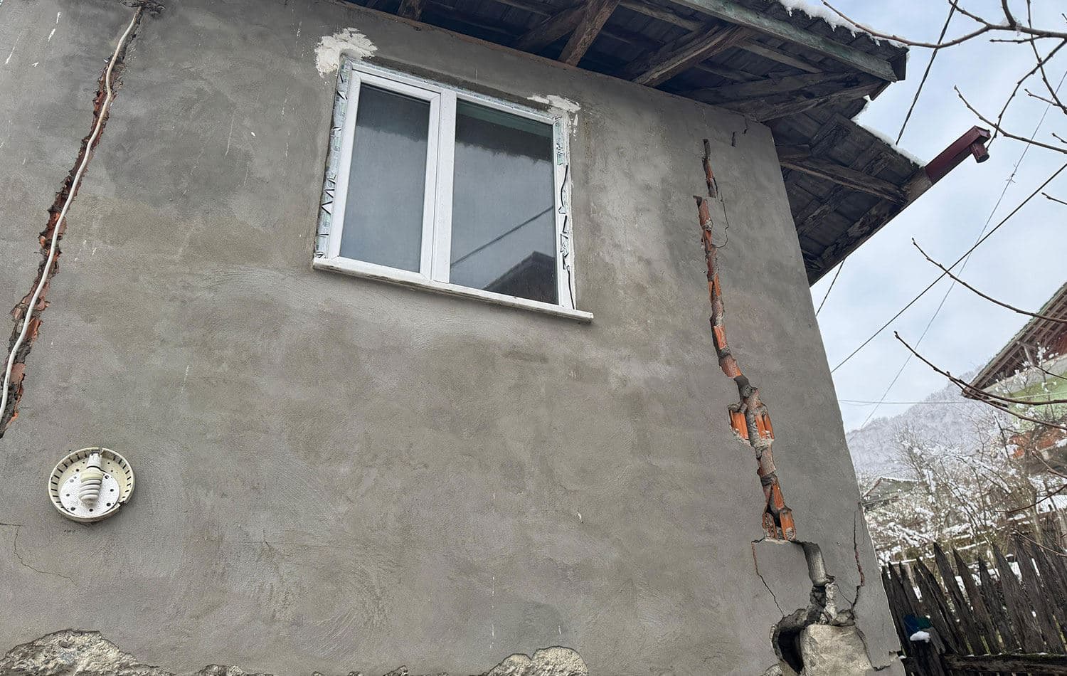 Bartın'da meydana gelen heyelan sonucu bir köydeki 15 evde çatlaklar oluşması üzerine inceleme başlatıldı./ AA