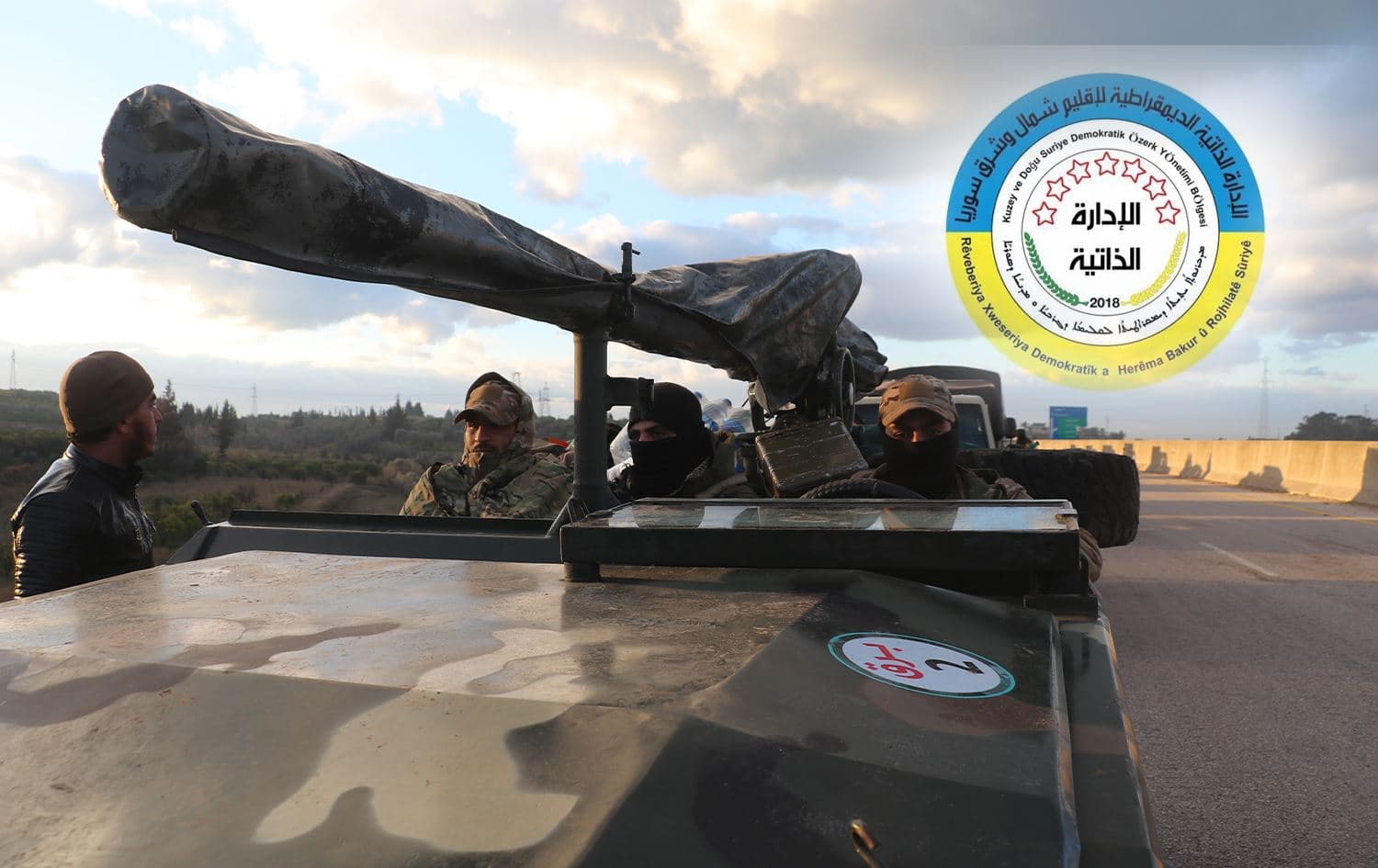 Hêzên Artêşa Ereban a Sûriyeyê û logoya Rêveberiya Xweser / Wêne: Rûdaw Grafîk