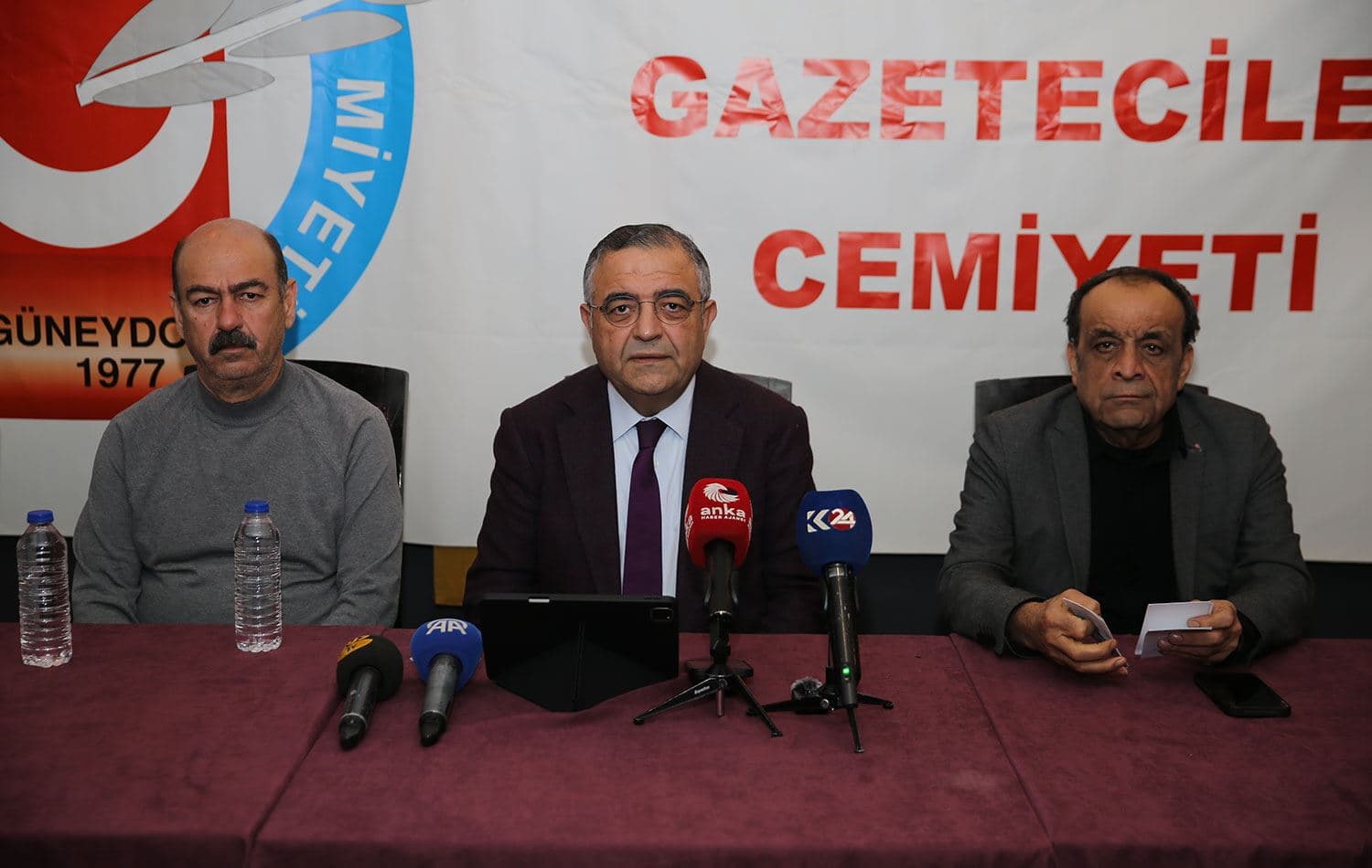CHP Genel Başkan Yardımcısı ve Diyarbakır Milletvekili Sezgin Tanrıkulu (ortada), Diyarbakır'da gazetecilerle bir araya geldi. / AA