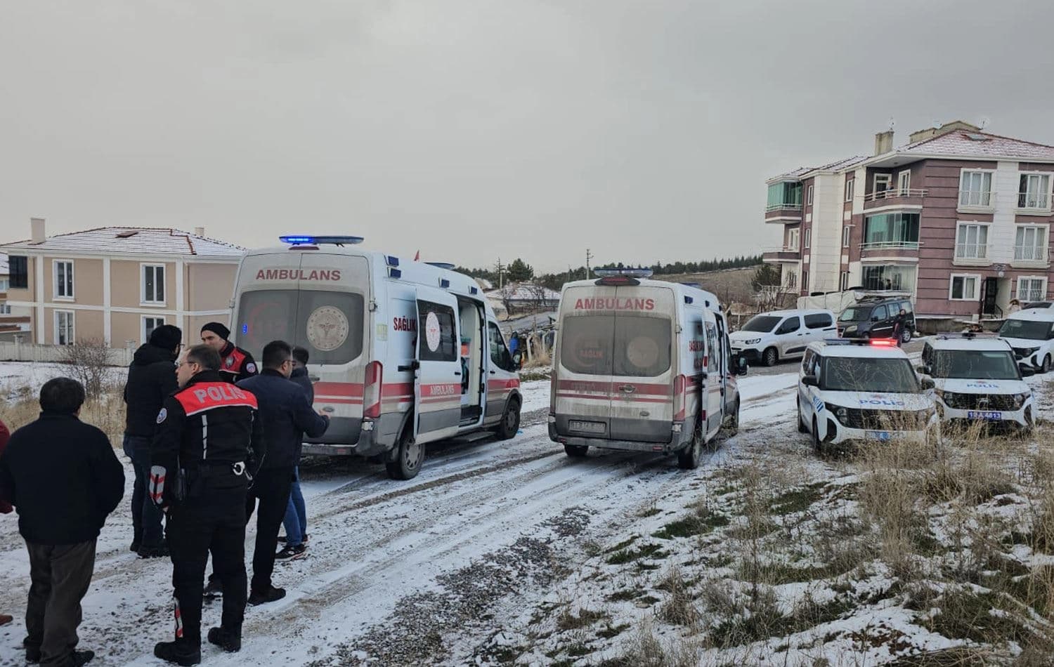 Çorum'da bir çift, evlerinde silahla vurulmuş halde ölü bulundu. Olay yerine polis ve sağlık ekipleri sevk edildi. / AA