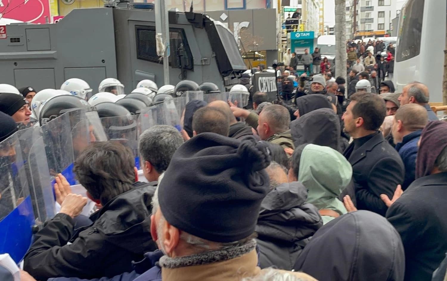 Polîs rê nadin meşa li Wanê\ Wêne: Rûşen Takva