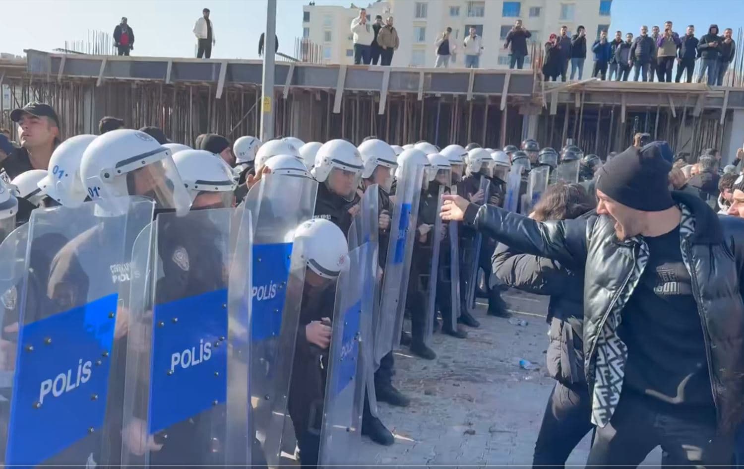 Dîmenê polîs û xwenîşanderan li Nisêbînê\ Wêne: Torên Civakî