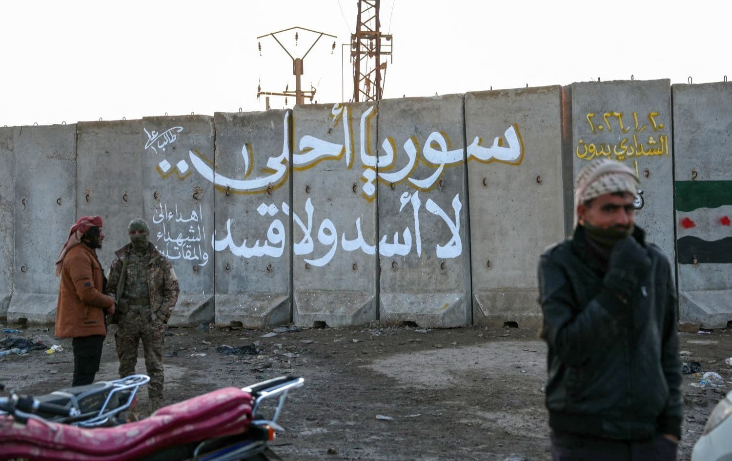 Li Sûriyeyê li ser dîwarekî li dijî HSDyê hin gotin hatine nivîsandin\ Wêne: AFP