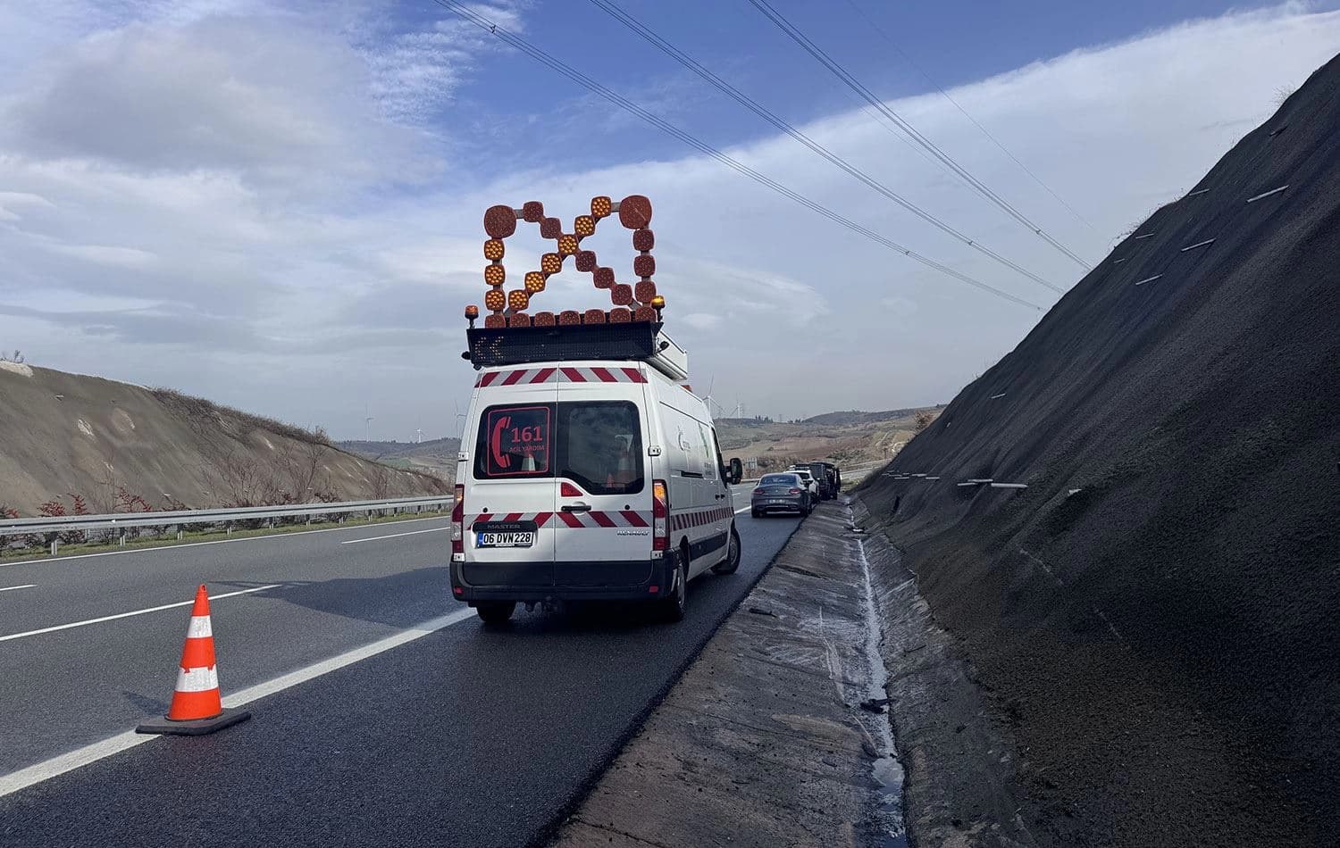 Bursa'nın Karacabey ilçesinde kaza yapan zırhlı araçtaki altınların kaybolduğu iddiası üzerine jandarma ekipleri çalışma başlattı. / AA