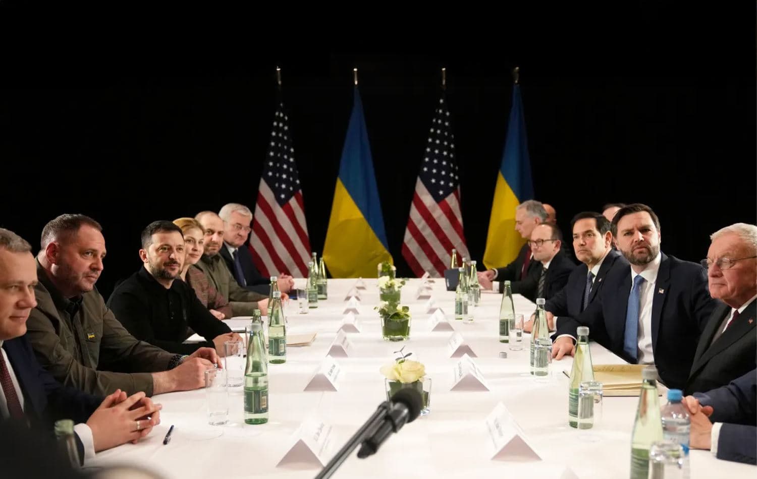 Foto: ABD Başkan Yardımcısı JD Vance (sağdan ikinci) ve ABD Dışişleri Bakanı Marco Rubio (sağdan üçüncü), 14 Şubat 2025 Cuma günü Almanya'nın Münih kentinde düzenlenen Münih Güvenlik Konferansı marjında, Ukrayna Devlet Başkanı Volodimir Zelenski (soldan üçüncü) ile ikili bir görüşme sırasında. AP