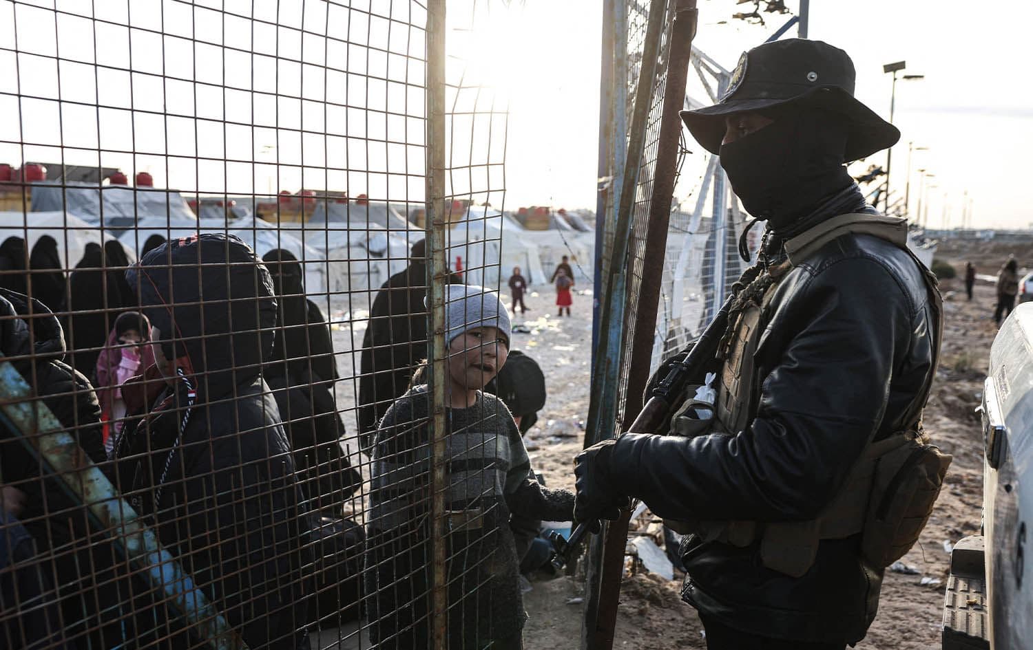 پاسەوانێک لەبەردەم کەمپی هۆل لە حەسەکە. وێنە: OMAR HAJ KADOUR / AFP