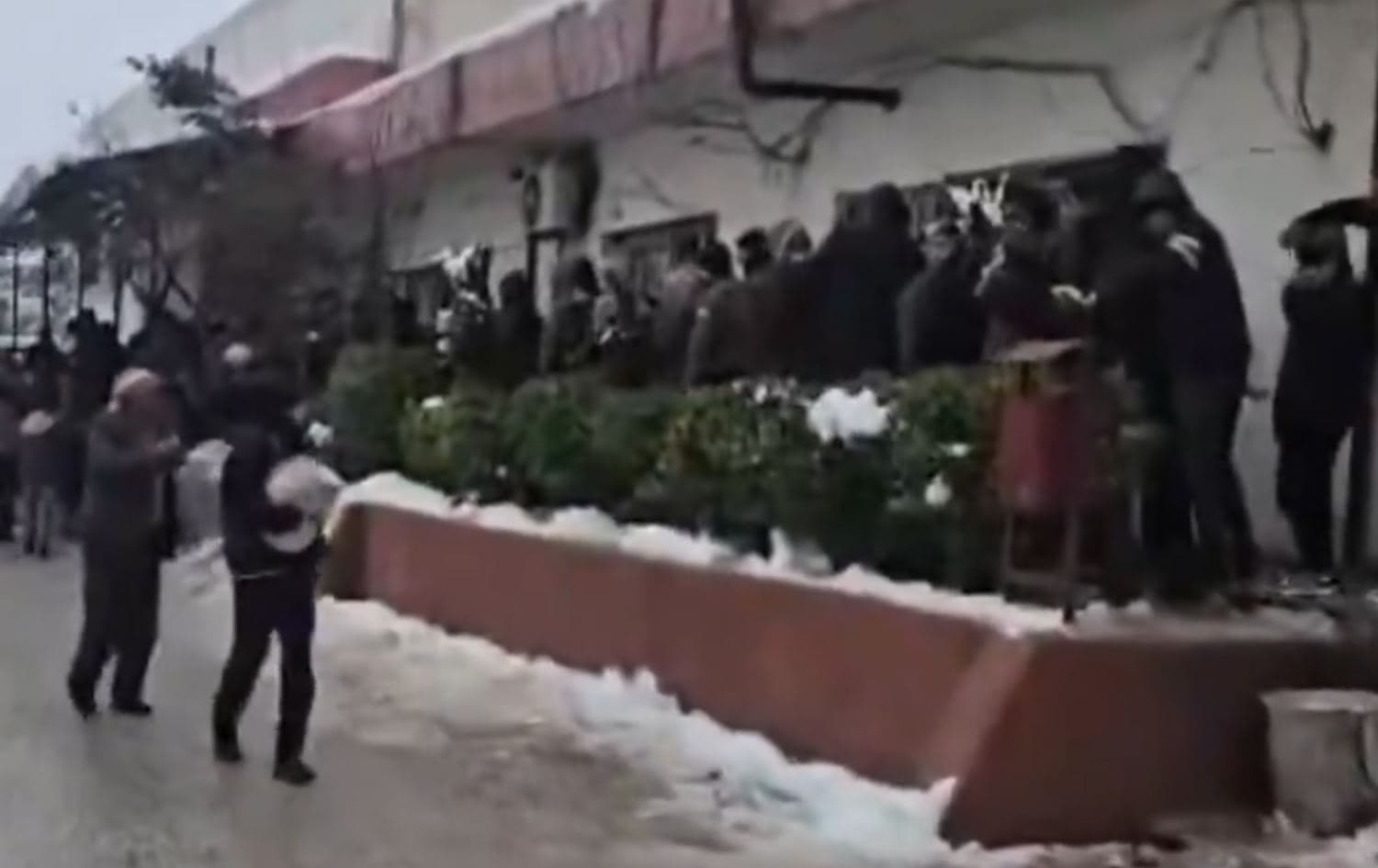 Xelk li ber firina nan ketine dorê\ Wêne: Ji ber vîdeoyê hatiye girtin