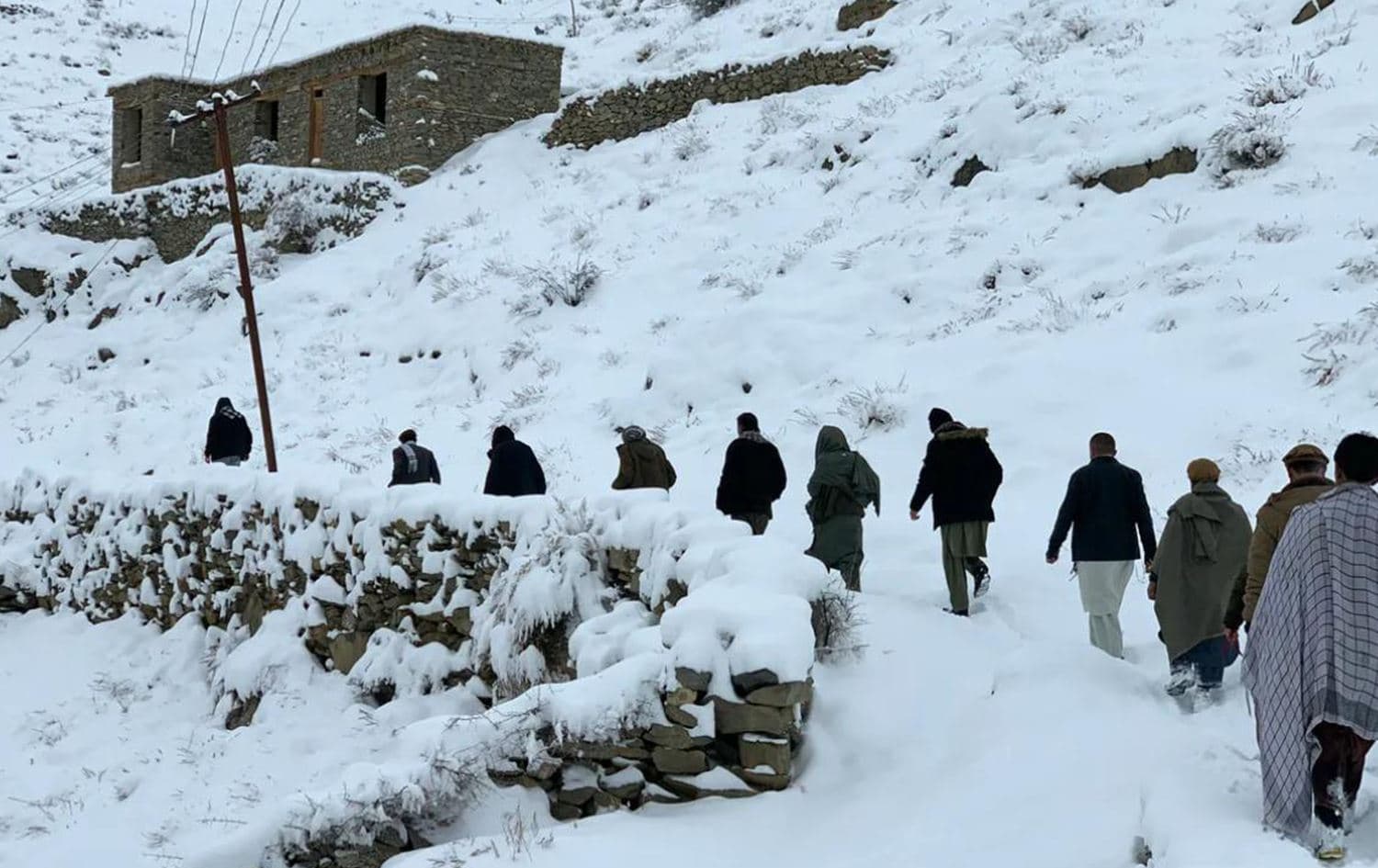 Afganistan'da kar ve yağmur felaketi: 61 ölü   