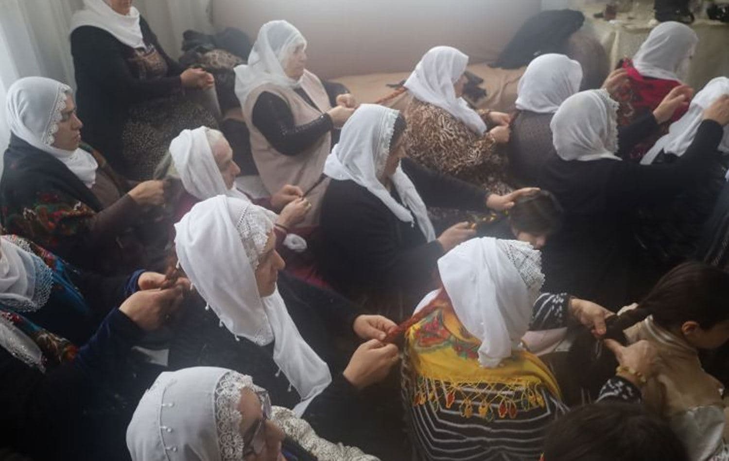 Mersin Barış Anneleri de ‘saç örme’ kampanyasına katıldı. / Foto: Jin News