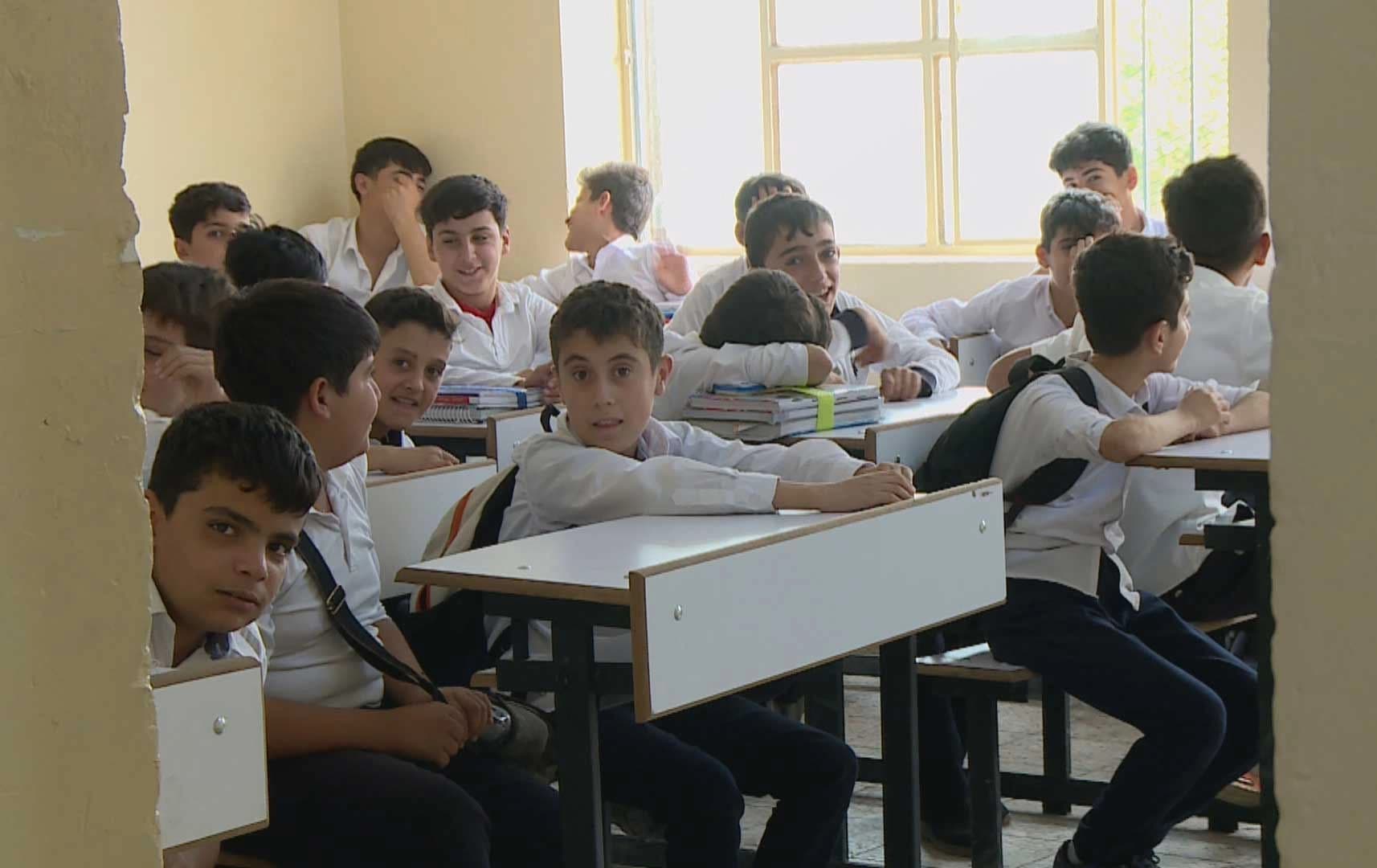 Hinek xwendekarên li pola xwe / Wêne: Rûdaw