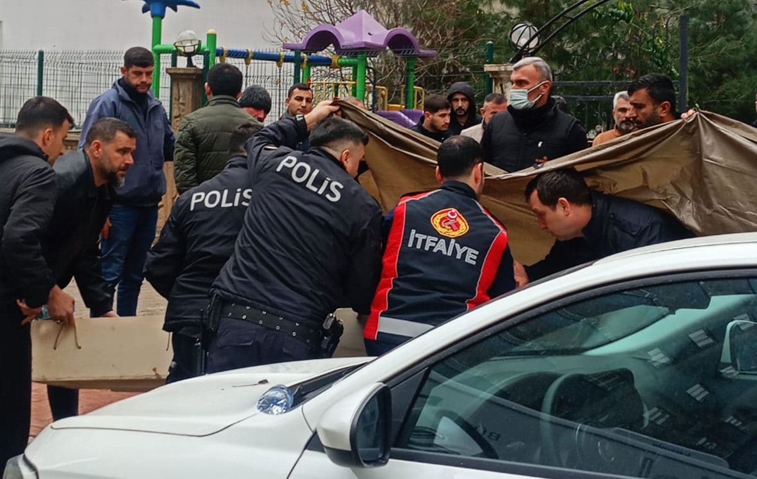 Kızıltepe'de balkondan düşen kadın hayatını kaybetti. İhbar üzerine olay yerine polis, itfaiye ve sağlık ekipleri sevk edildi. / AA