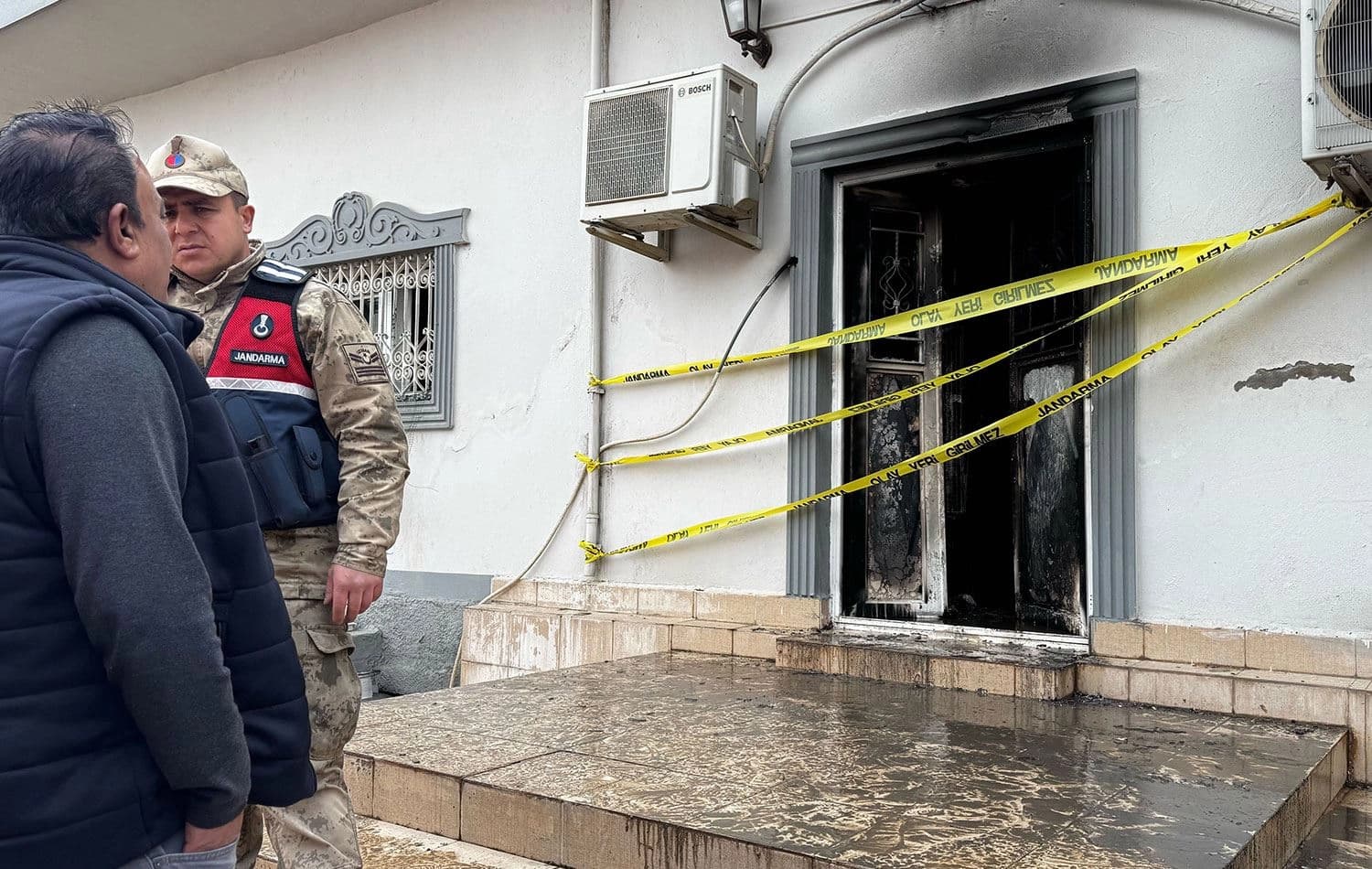 Yangın çıkan ev. / Foto: AA