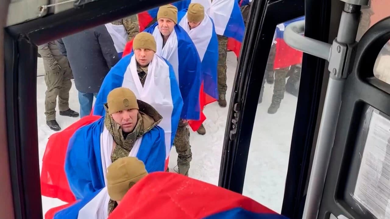 Foto: Rusya Savunma Bakanlığı Basın Servisi tarafından 5 Şubat 2026'da paylaşılan fotoğrafta; Belarus'ta açıklanmayan bir konumda gerçekleşen esir değişimi sırasında, esaretten dönen Rus askerleri ulusal bayraklarıyla birlikte otobüse binerken görülüyor/AP