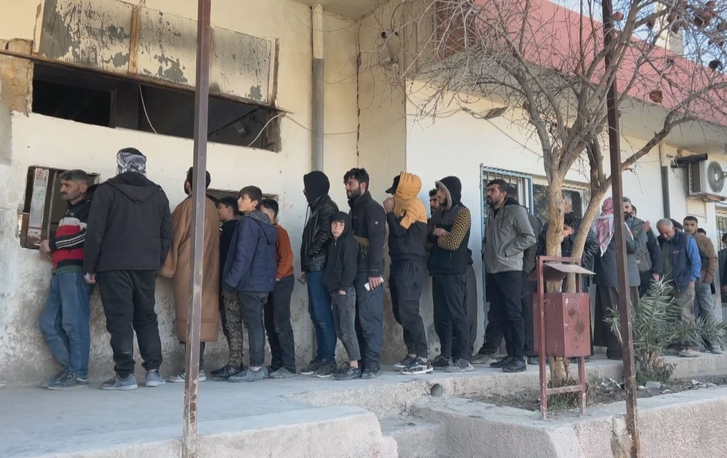 لە کۆبانێ پێداویستییە سەرەتاییەکان دەستناکەون و هاونیشتمانییان بڕستیان لێبڕاوە 