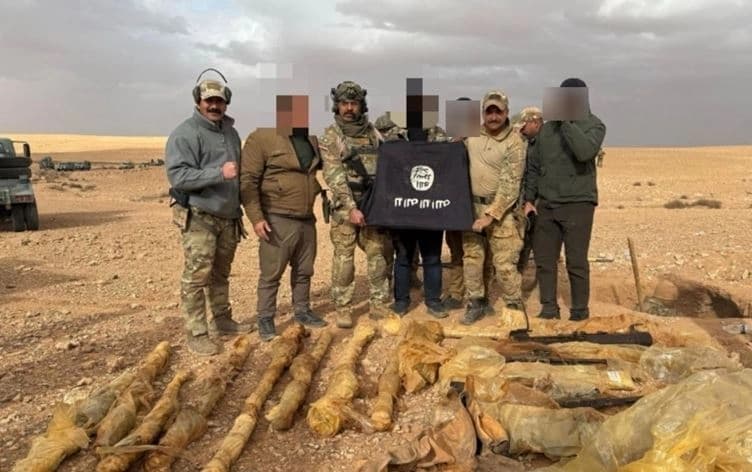 وێنەکە: پارێزگای ئەنبارە، هێزە ئەمنییەکانی عێراق دەستیان بەسەر کۆگایەکی گەورەی چەک و تەقەمەنیی داعش دا گرتووە