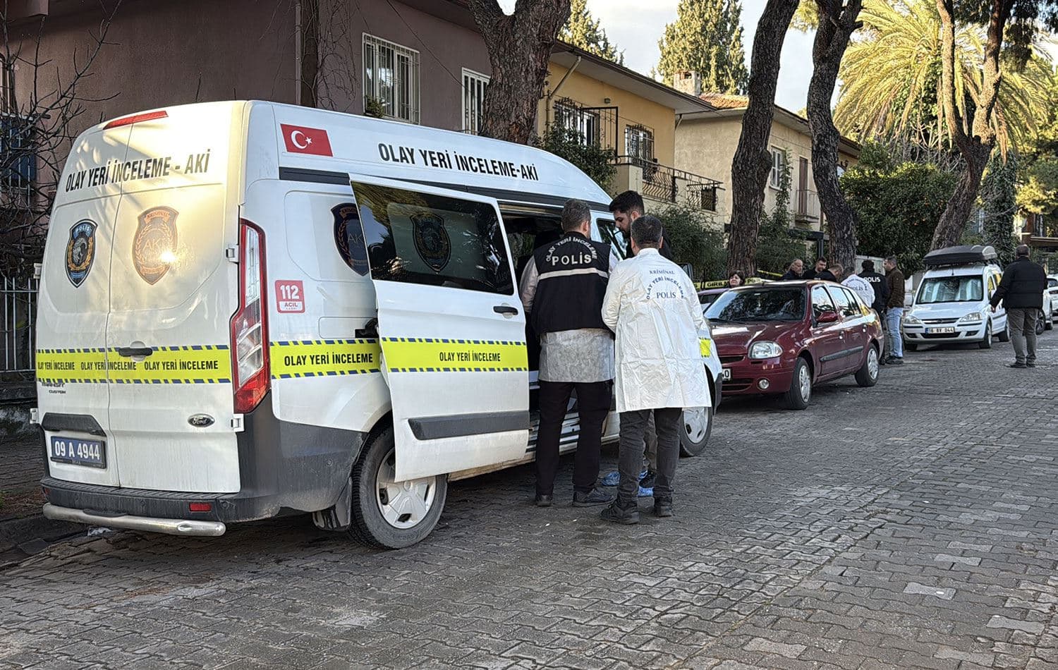 Aydın'ın Efeler ilçesinde yaşlı çift evde ölü bulundu. Ekipler olay yerinde çalışma yaptı. / AA